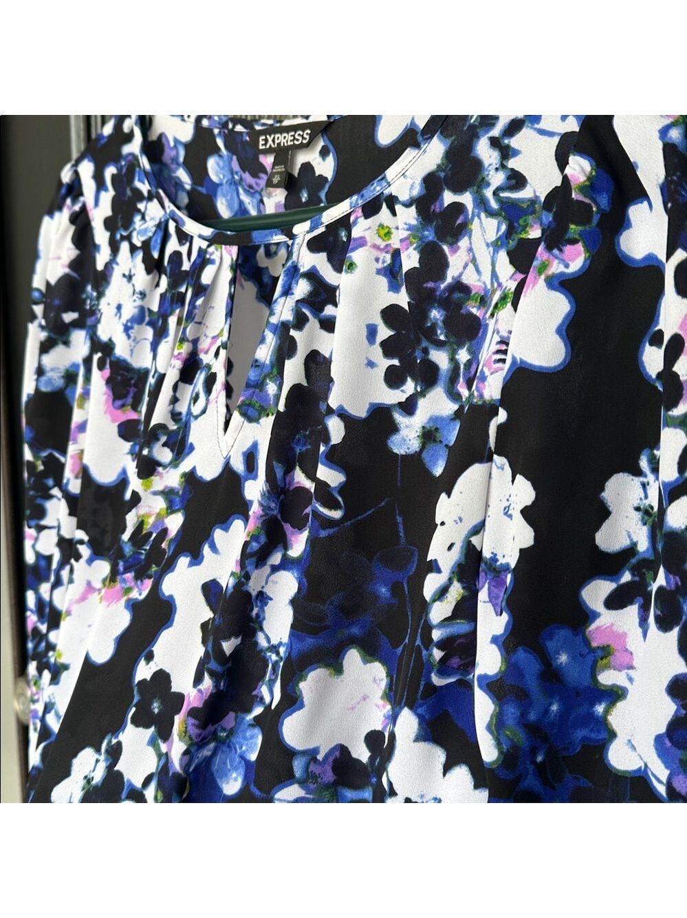 Express Women's Floral Blouse - Blue, Black, and White - Picture 6 of 7